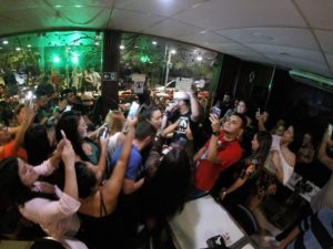 Cantor Felipão “invade” bares de Fortaleza e surpreende público em ação especial