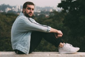 Marcelo Rizzo se deixa levar no clipe e single “Por Que Não?”