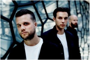 Após anúncio do novo álbum, White Lies lança o single Believe It