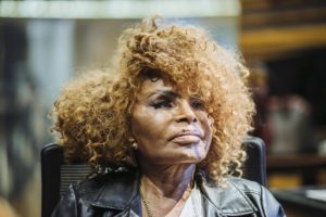 Elza Soares relembra seis décadas de carreira em bate-papo inédito transmitido ao vivo