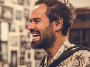 Reapresentando primeiro álbum da carreira, Marcelo Jeneci lança “Feito Pra Acabar – 10 anos” com quatro novas faixas