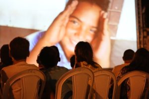 Caminhão leva cinema itinerante pelo Ceará