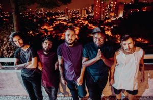 Bratislava convida para dançar por um momento no clipe “Dança de Doido”