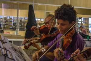 Projeto de extensão da UFC oferece aulas coletivas de violino e viola para crianças e adultos