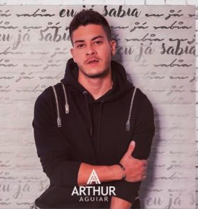 Arthur Aguiar lança EP e tem participação de Negra Li
