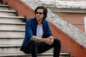 Cantor Davi Cartaxo faz show na Casa da Vila