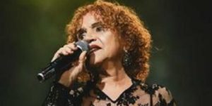 Téti faz show no Cineteatro São Luiz