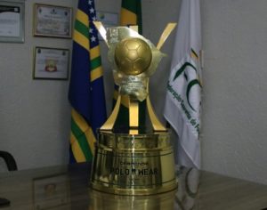 Taça do Campeonato Cearense em exposição no Shopping Iguatemi Fortaleza