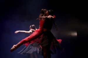 Vidança encerra temporada do espetáculo “Contos e Corpos Andarilhos”