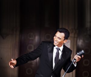 Jon Secada apresenta turnê em Fortaleza