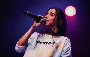 Nina Fernandes apresenta a turnê “Digitando…” em Fortaleza
