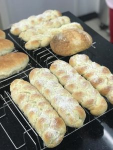 Pão de coco é tema de curso básico e gratuito na Escola de Gastronomia Social