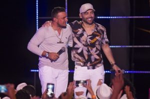 Cantor Felipão lança clipe da música “Casal Normal”, com participação de Junior Vianna