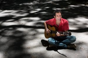 Thiago Genthil propõe um momento de reflexão no single “Água”