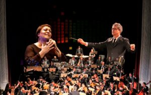 Cineteatro São Luiz recebe lançamento de livro de poesias e a Orquestra Sinfônica da Uece com a artista da música galega, Uxía