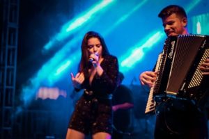 Arraiá do Shopping Eusébio terá quadrilhas juninas e a cantora e sanfoneira Isabela Serpa