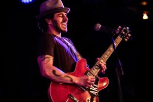 Artur Menezes faz show na Sessão Sonora do Cineteatro São Luiz