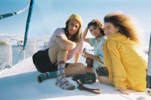 Anavitória juntam-se a Vitor Kley e lançam clipe de “Pupila”