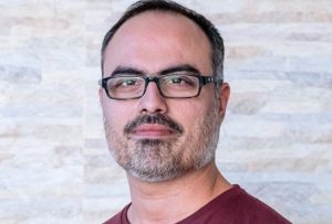 Christovam de Chevalier celebra 20 anos de carreira e lança livro na Bienal Internacional do Livro do Ceará