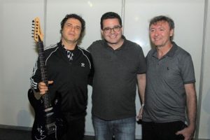 Frejat assina guitarra durante apresentação em Fortaleza