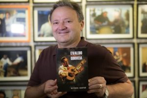 Trajetória de Evaldo Gouveia é contada em livro por Ulysses Gaspar