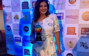 Kátia Cilene ganha o prêmio de Melhor Cantora do São João 2019