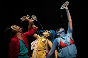 Cia Lia Rodrigues e cantora Mc Tha na abertura da Bienal Internacional de Dança do Ceará