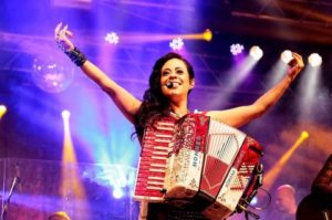 Adriana Sanchez faz participação especial no show de Ivan Lins