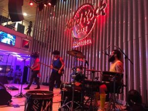 Nova Polaris, banda ganhadora da etapa regional faz apresentação especial no palco do Hard Rock Cafe