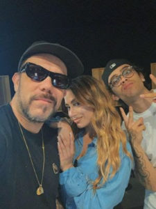 Tropkillaz tem foto em estúdio com Ally Brooke divulgada