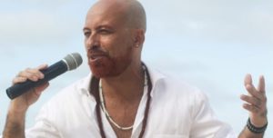 Marcelo Natividade lança clipe na Livraria Lamarca