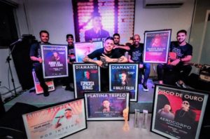 Dono da música mais tocada do ano, Felipe Araújo tem noite de celebração, com direito a oito quadros de certificação