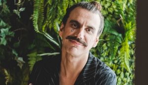 Zéu Britto apresenta espetáculo-show em única apresentação no Teatro Brasil Tropical