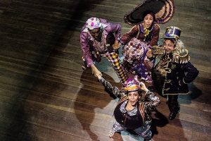 Oficinas e espetáculos gratuitos no Teatro Carlos Câmara