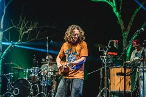 Machete Bomb lança live de “Nunca Mais”, com participação de BNegão, Odair José e DowRaiz