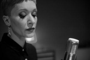 Patricia Marx lança EP com repertório de João Gilberto