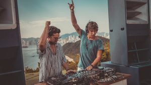 Em inédita parceria com Kaskade, os brasileiros Chemical Surf apresentam “Pow Pow Pow”