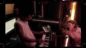 DJ Thai e Jade Baraldo levam Amy Winehouse pro baile funk em sessão ao vivo