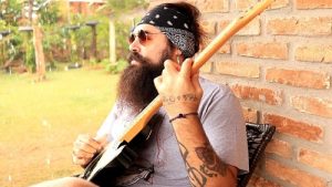 Em quarentena, The Barba lança o clipe de “O que a chuva traz (Rain Song)”