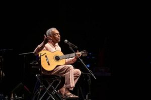 Gilberto Gil comemora aniversário com a família em live do ‘Devassa Tropical Ao Vivo’