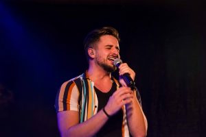 Guilherme Mecca apresenta live neste domingo