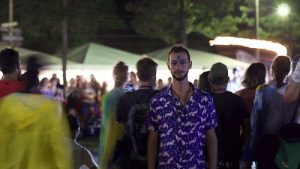 Leo Fressato retrata a solidão em meio à multidão no clipe de “Nexo”