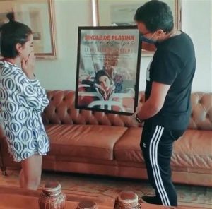 Manu Gavassi recebe Single de Platina