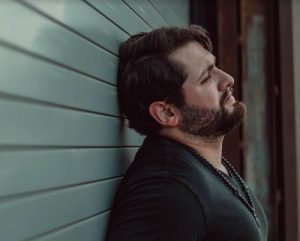 Cantor brasileiro lança música “Drinking Games” em Nashville (EUA)