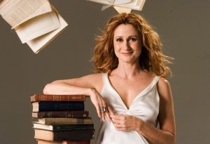 Zezé Polessa apresenta o espetáculo virtual “Não Sou Feliz, Mas Tenho Marido”