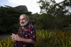 Moacyr Luz interpreta sucessos da carreira em live de centro cultural chileno