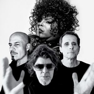 Elza Soares faz releitura de “Comida” em parceria com os Titãs