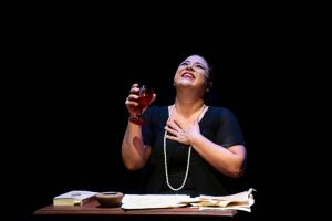 Teatro Brasil Tropical reabre ao público com o espetáculo Florbela