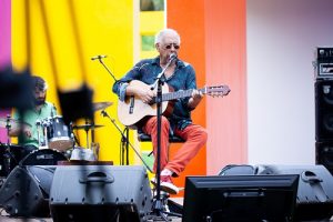 Jards Macalé homenageia Hélio Oiticica em show no Inhoti