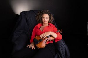 Ana de Oliveira lança CD e livro dedicados ao violino solo